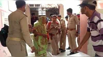 Jhansi News: डिवाइडर से टकराकर पलटी श्रद्धालुओं से भरा लोडर , 20 लोग घायल, अस्पताल में भर्ती