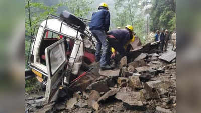 रूद्रप्रयाग में पहाड़ से गाड़ी पर गिरा भारी भरकम पत्‍थर, दबकर महिला की मौत, 10 श्रद्धालु घायल