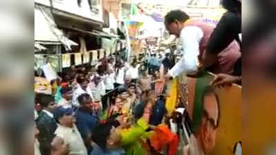 भाई साहब, कार्यकर्ताओं की उपेक्षा हो रही है, इसलिए बीजेपी चुनाव हार रही- रोड शो में पार्टी पदाधिकारी ने सीएम शिवराज से की शिकायत