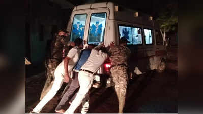 Chhatarpur Borewell Rescue: दीपेंद्र ने जीत ली जिंदगी की जंग, अस्पताल पहुंचाने में एंबुलेंस ने दिया धोखा तो धक्का लगाते दिखे पुलिसकर्मी