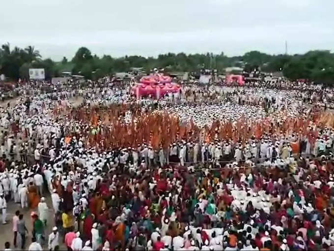 पुणेः संत तुकाराम महाराज पालखी सोहळ्यातील अश्वांचे पहिले गोल रिंगण झाले इंदापूरच्या बेलवाडीत