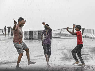 झूम के बरसे बादल तो लोगों को उमस के साथ ही भीषण मिली गर्मी से राहत, दिल्ली पहुंचा मॉनसून