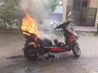 EV Fire: দেশজুড়ে একের পর এক Electric Scooter -এ আগুন, এটাই কি আসল কারণ?