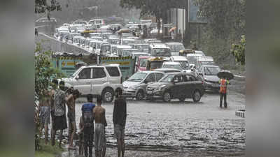 दिल्ली में मानसून की बारिश, कई जगह पानी भरने से लगा जाम