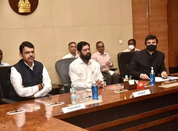 महाराष्ट्र के मुख्यमंत्री एकनाथ शिंदे और डिप्टी सीएम देवेंद्र फडणवीस ने मुंबई में राज्य की नई सरकार की पहली कैबिनेट बैठक की।