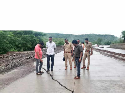 Chiplun-Ratnagiri Road: मुंबई गोवा-महामार्गावरून जाणाऱ्यांसाठी मोठी बातमी, पावसामुळे रस्त्यावर मोठी भेग