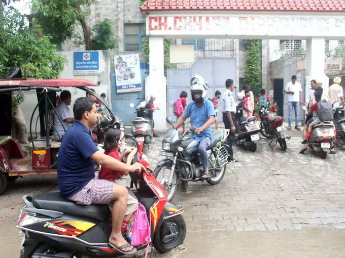 स्कूल की गेट पर दिखने लगी चहल-पहल