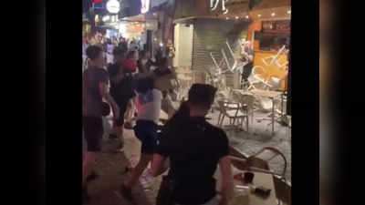 Video: बार में भिड़े 20 ब्रिटिश युवा, कुर्सी-मेज फेंक कर मारी, जमकर बवाल