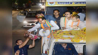 भोपाल : बच्चे के सिर पर CM का हाथ, दिल जीत लेगी शिवराज सिंह चौहान की ये तस्वीर