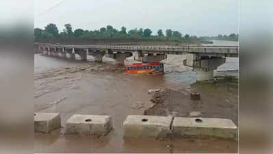 Satpura Dam Gate Open: बैतूल में सतपुड़ा डैम के सात गेट खोले गए, तवा नदी में आई बाढ़ तो बहने लगी बस
