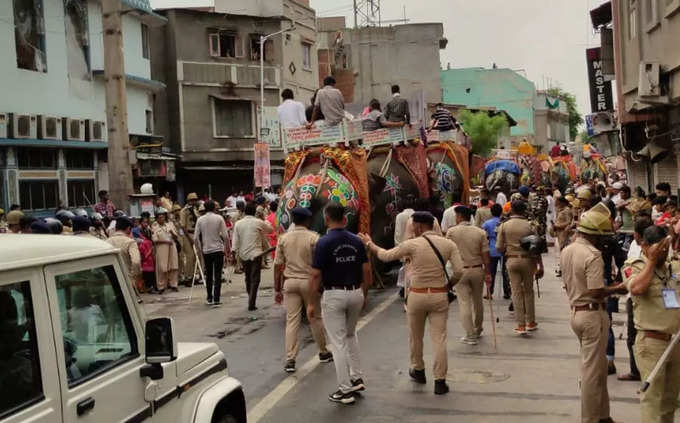 સરસપુરથી રથયાત્રાએ કર્યું પ્રયાણ, ગજરાજની સવારી દરિયાપુર પહોંચી