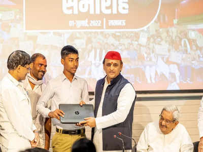 Akhilesh Yadav: जन्मदिन पर अखिलेश यादव ने बांटे लैपटॉप, कुछ ही बच्चों को उपहार देने का बताया कारण
