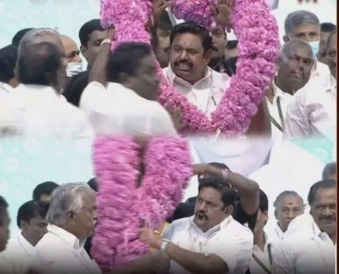 மேடையில் நடந்த சம்பவம்