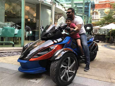 Ajay Devgn Son: अजय देवगन के बेटे का फनी वीडियो, दो ग्लास से एकसाथ पानी पीता दिख रहा युग