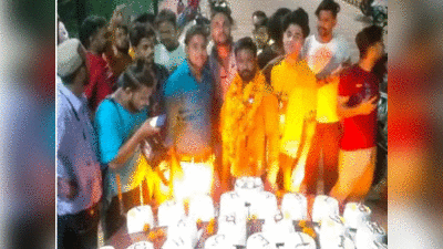 Agra News : कार के बोनट पर तलवार से काटे 21 केक, ताजमहल के पीछे सुरक्षा जोन में जन्मदिन पार्टी, वीडियो वायरल