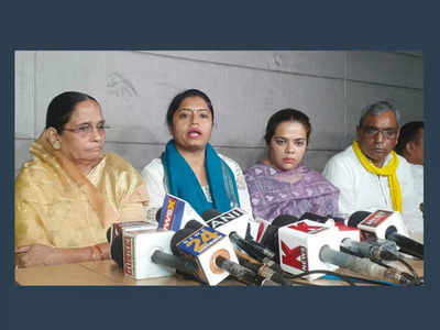 UP News: सोनेलाल जयंती के मौके पर अपना दल में घमासान, मां-बेटी ने लगाए अनुप्रिया पटेल पर कई आरोप
