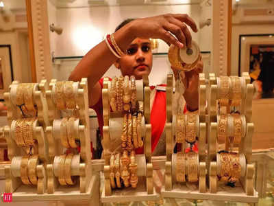 Gold Price Today : పైపైకి పరిగెడుతోన్న బంగారం ధర.. వెండి భారీగా పతనం