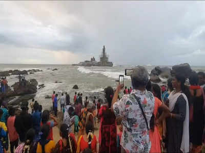 வீக் என்டில் அலைமோதும் சுற்றுலா பயணிகள்... நிரம்பி வழியும் குமரி கடற்கரை!