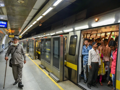 Delhi Metro News : जोर बाग मेट्रो स्टेशन पर ट्रेन के सामने कूदी महिला, येलो लाइन पर मेट्रो सर्विस हुई प्रभावित