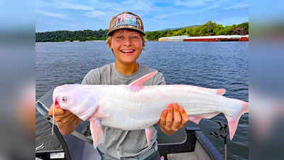 US: अमेरिका के टेनेसी में 15 साल के बच्‍चे के हाथ लगी दुर्लभ मछली, सफेद और गुलाबी रंग देख हैरान हुए लोग