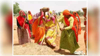 Bundelkhand News: मनरेगा रोजगार गारंटी योजना में पुरुषों से आगे निकलीं महिलाएं, कंधे से कंधा मिलाकर ले रहीं काम