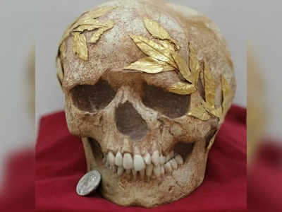 Archaeology News: प्राचीन खोपड़ी पर चिपकी हैं गोल्डेन पत्तियां, मुंह में मिले चांदी के सिक्के का रहस्य... खाल गल गई लेकिन सोना नहीं!