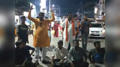 BJP-র যুব মোর্চা কর্মীকে মারধরের অভিযোগ, রঘুনাথগঞ্জে রাস্তা অবরোধ করে প্রতিবাদ