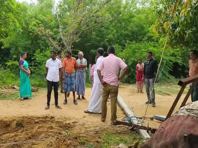 கூடுவாஞ்சேரி அருகே சோகம் - மின் கம்பம் முறிந்து விழுந்து வேடிக்கை பார்த்த பெண் பலி