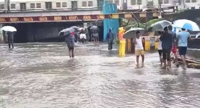 सखल भागात रस्त्यांवर पावसाचं पाणी