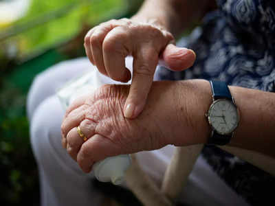 Joint pain: ચોમાસામાં આર્થરાઈટિસના દુખાવાને દૂર કરવા Doctorએ જણાવ્યા ઘરેલું ઉપચાર, ચોક્કસ ટ્રાય કરો