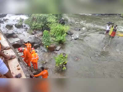 ആഢ്യന്‍പാറയിലെ വനത്തിനുള്ളില്‍ കുടുങ്ങി, ഒഴുക്കില്‍പ്പെട്ടു, യുവാവിനെ രക്ഷപ്പെടുത്തി