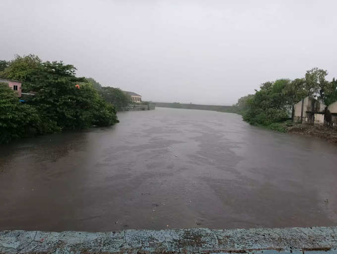 क्रांतीनगर, कुर्ला परिसरात मिठी नदी धोक्याच्या पातळीवर, वस्तीत पाणी शिरले, १६०० कुटुंब जीव मुठीत धरून