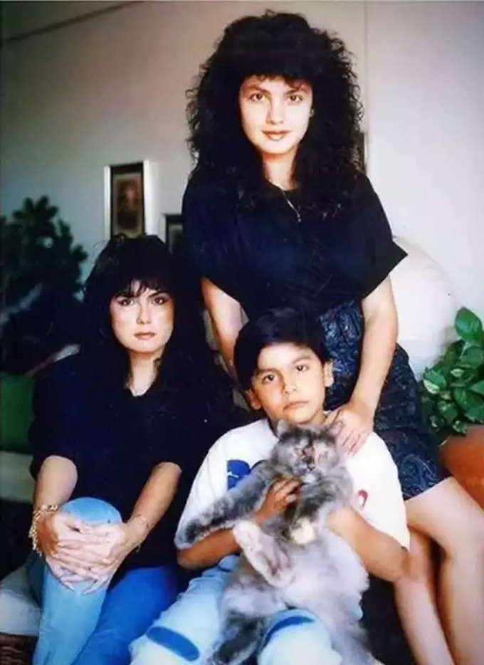 pooja-bhatt with mom