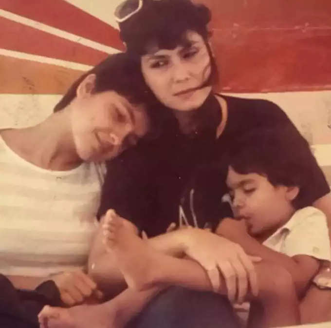 pooja-bhatt-mom