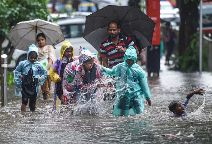 पाण्यातून मार्ग काढत शाळेची वाट