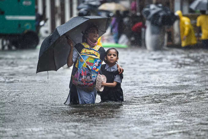 पाण्यातून वाट काढत शाळेला जाणाऱ्या चिमुकल्या