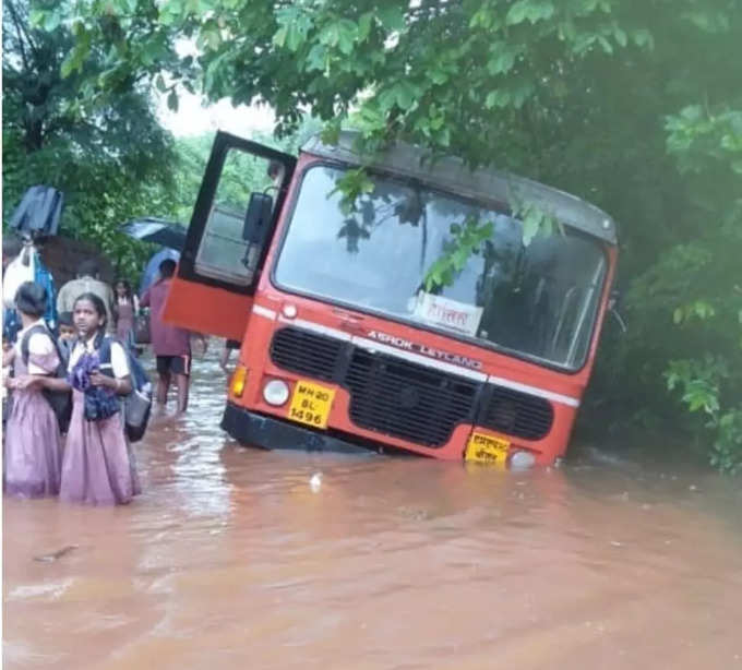 रत्नागिरी: एसटी बस अडकली खड्ड्यात; सुदैवाने विद्यार्थी प्रवासी सुखरूप