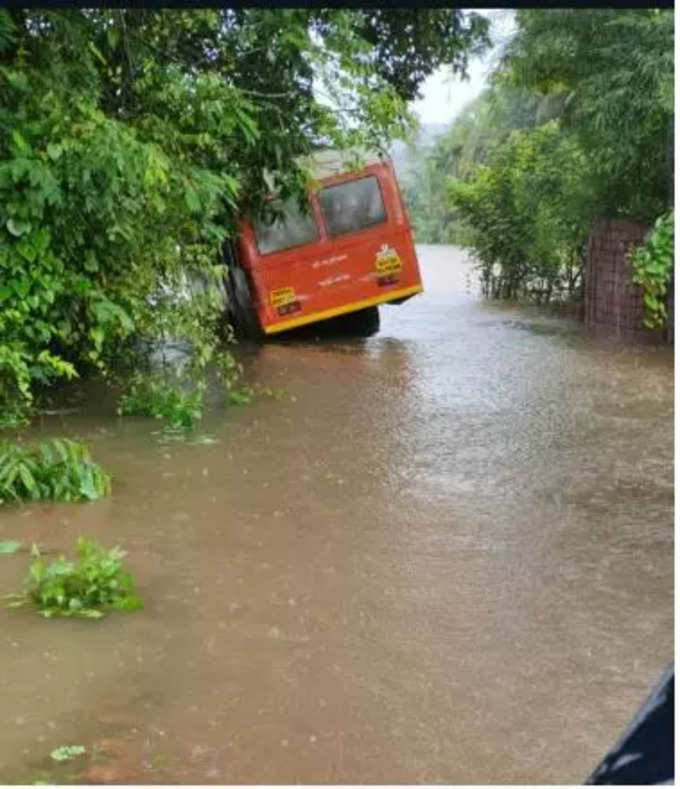 अर्धवट कामांमुळे एसटी अडकली