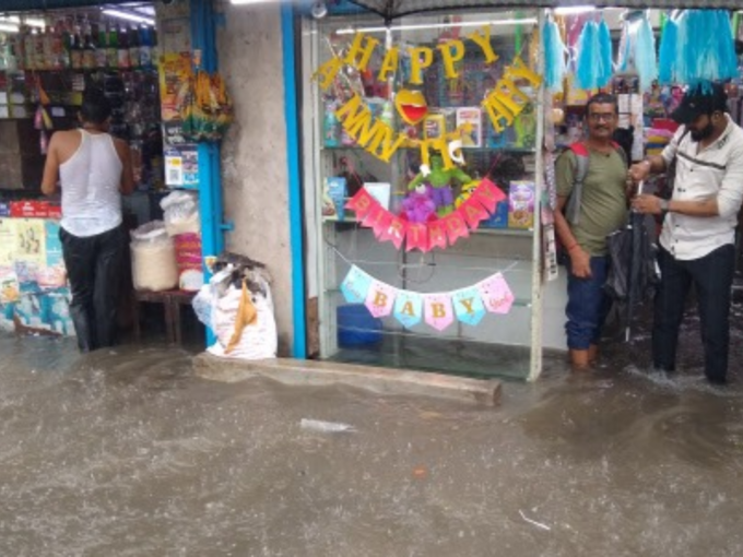 अनेक दुकाने देखील पाण्यात गेली