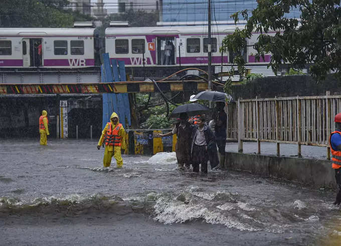 मुंबई में अंधेरी सबवे के पास मॉनसून की बारिश से ऐसा हाल