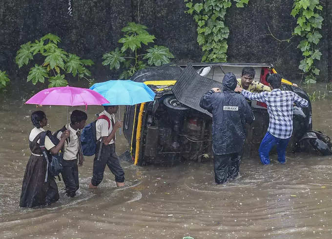 बार‍िश के चलते बीच रोड में खराब हुए वाहन