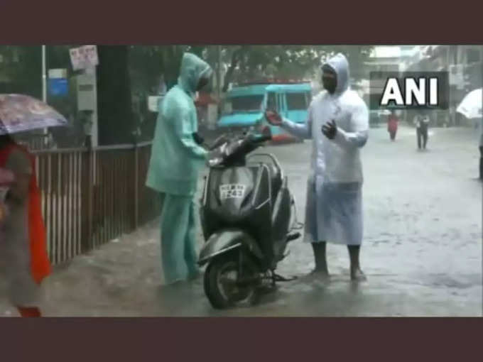 मुंबई में भारी बारिश की वजह से सायन इलाके में एक मुंबईकर की स्कूटी ख़राब हो गयी।