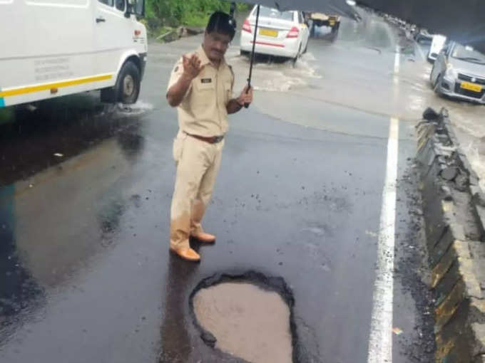 महाराष्ट्र में पिछले 2 दिनों से लगातार हो रही है। जिसके चलते सड़क पर जगह जगह गड्ढे हो गए हैं। ठाणे के घोड़बंदर रोड में बारिश के बीच बाइकर ऐसे ही एक जानलेवा गड्ढे में गिरकर अपनी जान गंवा बैठा।  गड्ढे में गिरने के बाद उनके ऊपर पीछे से आ रही एक बस का पहिया चढ़ जाने की वजह से उनकी दर्दनाक मौत हो गयी।