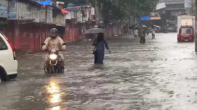 Mumbai Rains: ಮಳೆಗೆ ಮುಂಬಯಿ ತಲ್ಲಣ; ನಿಂತ ರೈಲು, ಬದುಕು ಸ್ತಬ್ಧ!