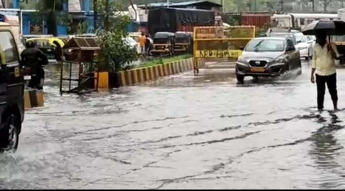 मुंबई के कुर्ला इलाके की व्यस्त एलबीएस रोड पर बारिश की वजह से जलजमाव हो गया है