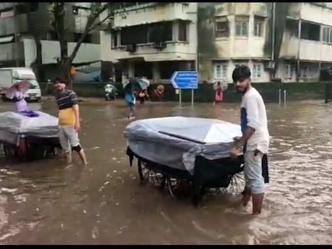 मुंबई के शिवड़ी इलाके की चार रोड पर भी सिर्फ पानी ही पानी नजर आ रहा है। बीएमसी के सभी दावे यहां खोखले नजर आ रहे हैं।