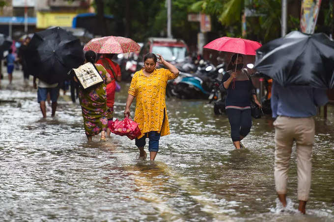 मुंबईत सलग तिसऱ्या दिवशी मुसळधार पाऊस, रस्त्यांवर पाणीच पाणी