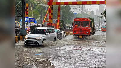 सड़कों पर पानी, रेंगता ट्रैफिक, प्लेटफॉर्म पर भीड़, बारिश से जलमग्न हुई मुंबई, देखें तस्वीरें