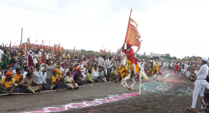 तुकारामाच्या नामघोषात रिंगण पूर्ण