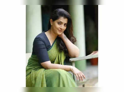 Varalaxmi Sarathkumar : தலைகீழாக கவிழ்ந்தபடி வில்லாக மாறிய நடிகை வரலக்ஷ்மி சரத்குமார்…!